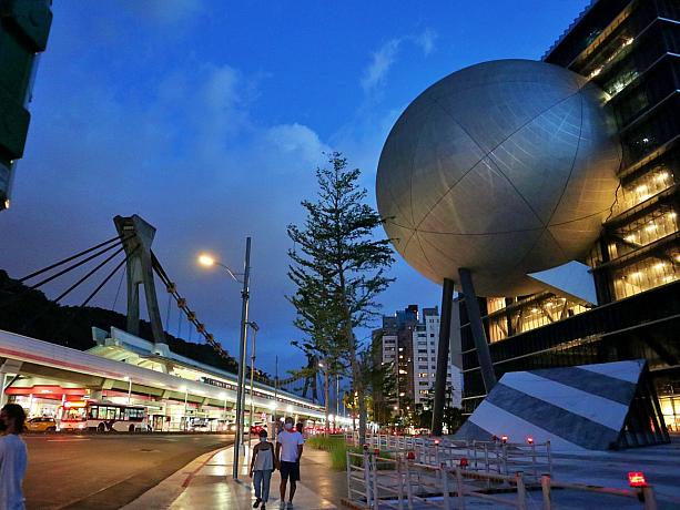 おおおー！！駅前に丸い球体が。かねてより建設中の「台北表演芸術センター」はだいぶ形になっていました。