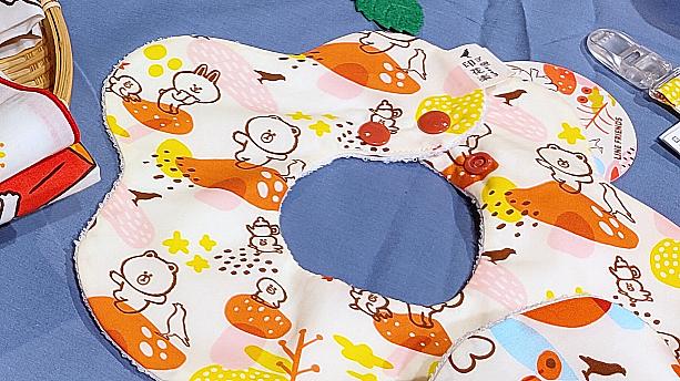 もうひとつの赤ちゃんグッズが「菇菇世界」。オレンジ色と緑色で描かれたキノコの上でBROWN＆FRIENDSが楽しそうに遊んでいますよ～！