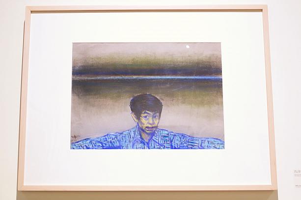 個人的に見入ったのが、50歳になった時に描いたというこの作品。自分を、見ている人を抱きしめるような姿です。色使いの巧みさ、そして生命が目に宿っていると感じる目力に引き込まれます！<br>《自畫像》1971, 粉彩、紙本, 47x64cm 收藏單位 / 國立臺灣美術館