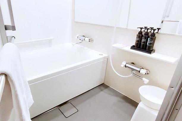 ナビが「ホテルグレイスリー台北」を激推しする理由のひとつが……浴室！バスルームが完全独立しているだけでなく、バスタブと洗い場もきちんとあるんです。
