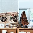 雑貨や服飾などのコラボグッズは、台湾の「niko and …」全店＆オンラインサイト、そして「猿田彦珈琲」の全店舗で9月28日に発売されます