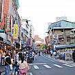 MRT「淡水」駅から淡水老街(中正街)を歩いていき、淡水福佑宮をこえたあたりの道の左右に台湾カステラのお店が数軒並んでいます。こうも同じものを売るお店が並ぶというのは、台湾あるある！