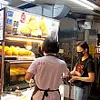 香港美食のマーガリンが挟まれているメロンパン「菠蘿油」もおいしそう！ここはアイスクリームを挟んでいる「雪糕菠蘿」も売られていますよ！