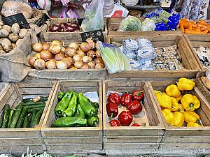 生鮮食品は、やはり朝や夕方がにぎわうのかな？！野菜が規則的に箱に入れて並べてあると、ヨーロッパのマーケットのような雰囲気も♪