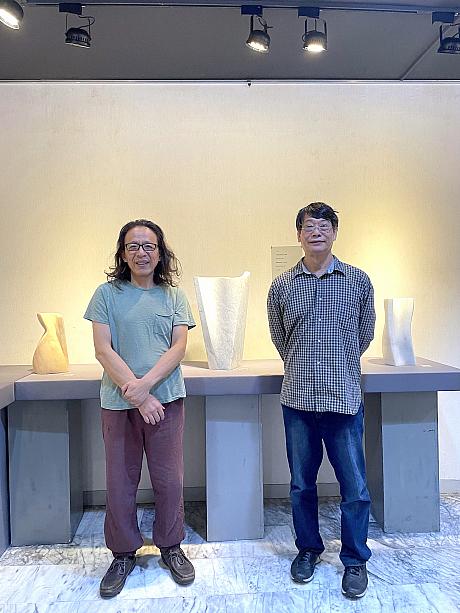 「孟焦畫坊」は創設から約30年の歴史があり、アーティストの葉志錦さん（左）は、このギャラリーのオーナー王さん（右）と20年来のお付き合い。お二人ともほんわかとしていて、お話を伺いながら人柄の良さも伝わって来ました