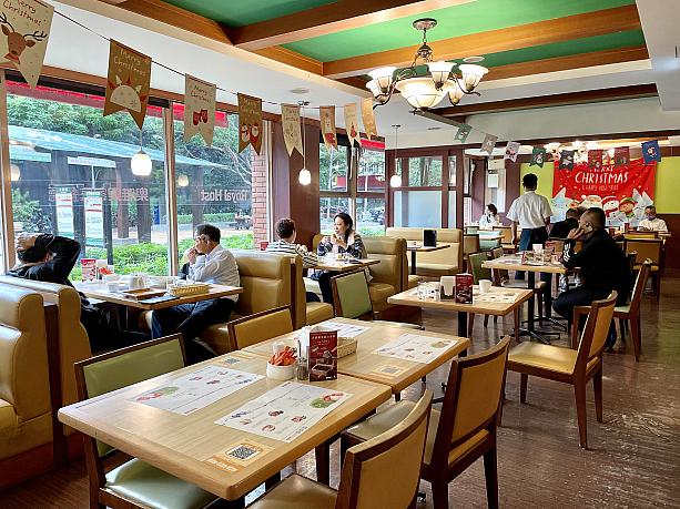 平日の昼下がり。公園に面した緑が心地よい店内で台湾の方々に紛れてランチタイム