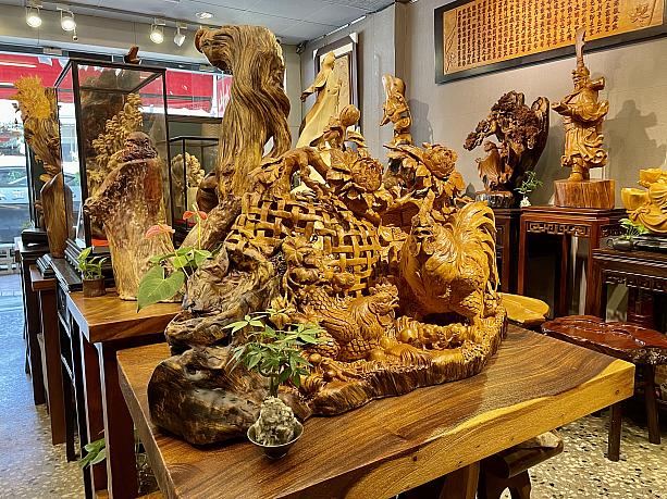 こちらは「寅藝術 Yin Art Gallery」のすぐ近所にあるオーナーのお母様の経営するお店「山水坊」。創業20年にもなる木彫り彫刻店の老舗です