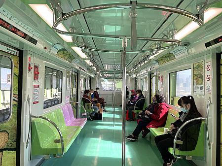 すべての電車の座席が同じカラーなのかは不明ですが、車内はグリーン×ピンクの癒しカラーになっていました。電車の先頭から進行方向を覗くとこんな感じです
