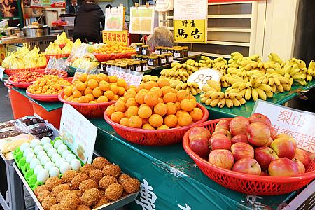 珍しいフルーツも売っていて、フルーツ大国台湾をかじられちゃう！白い(黄色い？)ドラゴンフルーツなんてそうそうお目にかかれません。