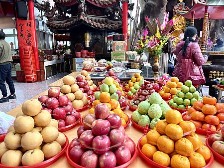 寺廟では、たくさんのフルーツが盛られてお供えされていました