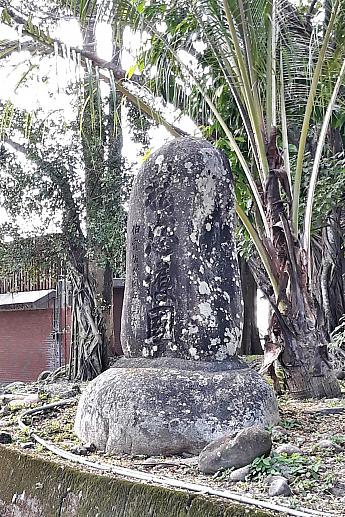 神社跡の近くには台湾総督の佐久間左馬太が書いた精忠護国碑や駐軍記念碑などの記念碑がひっそりと残されています