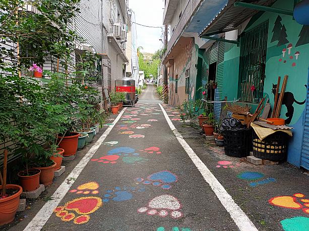 「甲仙」はタロイモの産地として有名ですが、住民が猫をテーマとして描いたウオールアートの小道も観光スポットとなっていて「貓巷(キャットストリート)」と呼ばれています。