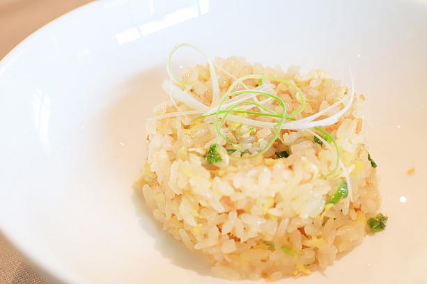 ご飯もの「稻香」には、コショウが効いたサケチャーハンを。パラパラ加減が写真からでもわかるでしょう？