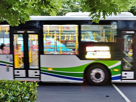 白地の車体に黄緑×緑×青の流れるようなラインが描かれています。黄色やオレンジといったどぎつい色や広告を貼り付けたラッピングバスに慣れているせいか、やけにシンプルに感じます。(画像が悪くてごめんなさい…)