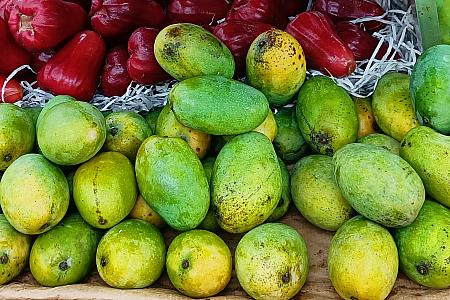 まだまだマンゴーの種類は増えていきますが、この日は「土芒果」「金龍芒果」や……