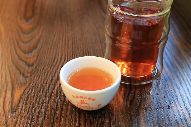 通常半発酵であるウーロン茶に対し、紅烏龍茶は紅茶と同じ完全発酵。だから紅茶に近い濃い琥珀色をしています。飲んでみると、紅茶のようなウーロン茶のような香りと風味が感じられ、不思議なおいしさに心が奪われてしまいます。