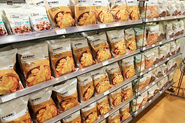近ごろ台湾の無印良品に行くと、やたらと目立つ中国語のパッケージ商品。前は日本語一色だったのに、パッケージだけ中国語対応に変えたのかな？