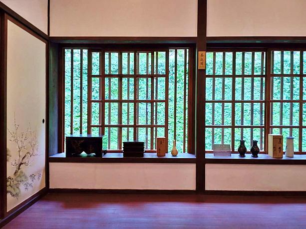 和室のとなり、玄関から続く場所には茶の間もありました。出窓には格子状の細長い木が組み合わされ、外から中をのぞきにくい仕掛けがしてあるとか。