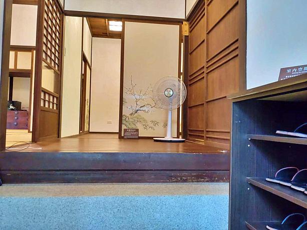 台湾暮らしが長いナビは、独立した玄関を見ただけで日本を感じます～！台湾のおうちはドア前の廊下で靴を脱ぎ、ドアを開けたらいきなりリビング……ってのが多いもので(ナビ宅も‼)。