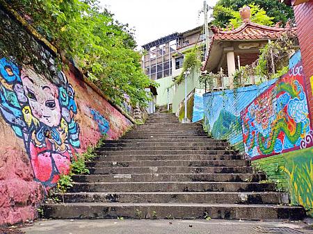 淡水福佑宮の脇の路地を進みます。緩やかな坂&階段になっていて、ここはグラフィティアートストリートでもあるようです。