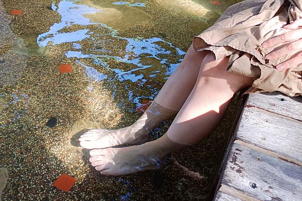台北にある某北投の足湯池は、なぜか太ももまでも深さがあるため、短パン必須なのですが、こちらは適切な深さで快適です。
