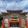 建物の隣には大きく立派な門を構える「朝元宮」。青空に映えます！