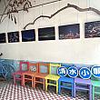 カラフルなレトロ椅子が並べられた写真展の部屋
