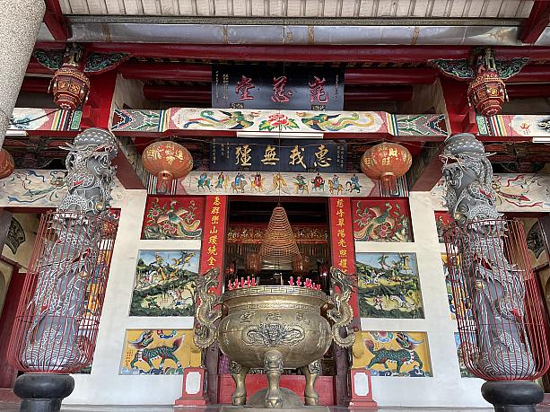 こちらは同じ敷地内にある台湾の廟「崑慈堂」。見た目から全然違うので、異文化を感じずにはいられません