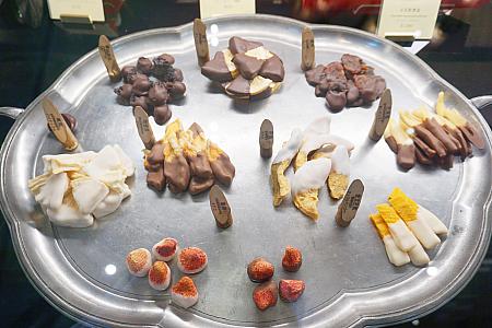素敵でしょう？こちらはテトラパックのチョコレート。マンゴーやライチ、グァバなど台湾フルーツにチョコレートをかけちゃいました。1つ220元也。