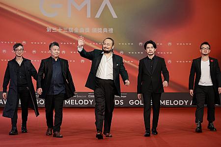 昨年に引き続き客家語歌手賞ノミネートの「謝宇威(シエ・ユーウェイ)」はデビュー30年。10年以上共にしてきたバックバンドと一緒に