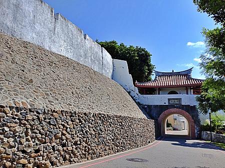 すると過ぎし日を偲ばせる城壁と城門が。ここは順承門。清仏戦争後の1886年に建造された澎湖廳城(媽宮城)へと続く6つの城門のうちの1つです。このあたりの城壁は国の古跡に指定されている貴重なもの。2021年8月の台風で大きな被害を受けましたが、だいぶ修復が進んでいるみたい。