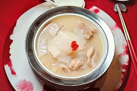 「北京貴妃香滿罈(ツバメの巣と魚の浮き袋のミルクチキンスープ)」