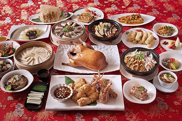 中華料理レストラン「凱華樓」は、「皇帝の魚(エンペラーフィッシュ)」と呼ばれるチョウザメを焼く、煮る、炒める、揚げる、蒸すなどの18種類もの調理法で、古代宮廷料理を再現した円卓メニュー「鱘龍魚宴之降龍十八式」が23,800元(10人前)で提供されます。そして……9月末まで350元/人をプラスすると金牌啤酒(ビール)、葡萄酒(ワイン)、果汁(ジュース)が飲み放題になりますよ～！<br>画像提供：JR東日本大飯店台北