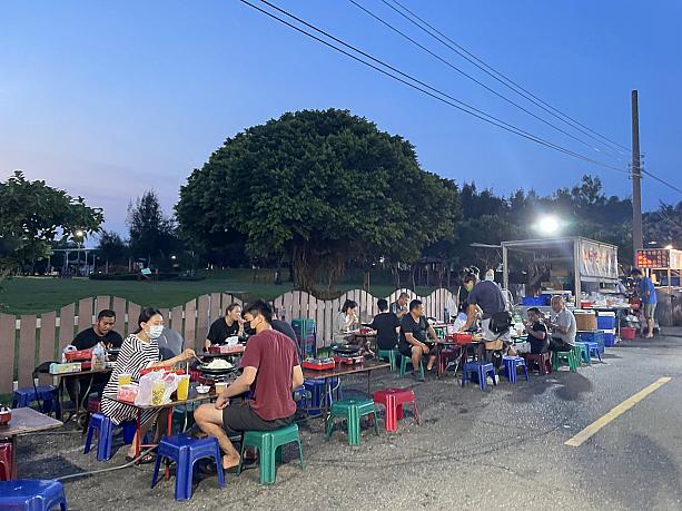 ザ・台湾なカラフルプラスティック椅子の食事風景。皆さん美味しそうに鍋を頬張っていました