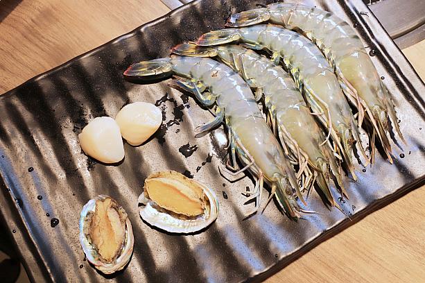 こちらはエビ(巨大海虎蝦)、アワビ(九孔鮑魚)、ホタテ(日本北海道生食級大干貝)。海鮮プレートになって届いたよ！