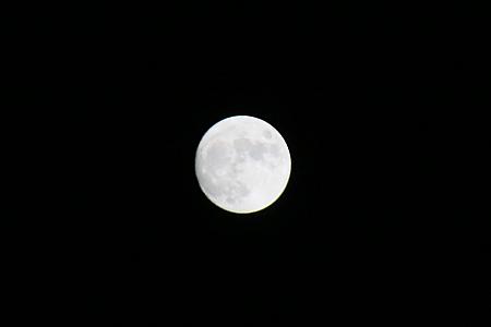 中秋節と言えば「中秋の名月」！…ということで、まんまるお月さんも見上げてみました！(でも、中秋節前日なので、厳密にいえば満月ではないのですが、十分丸いですよね～)