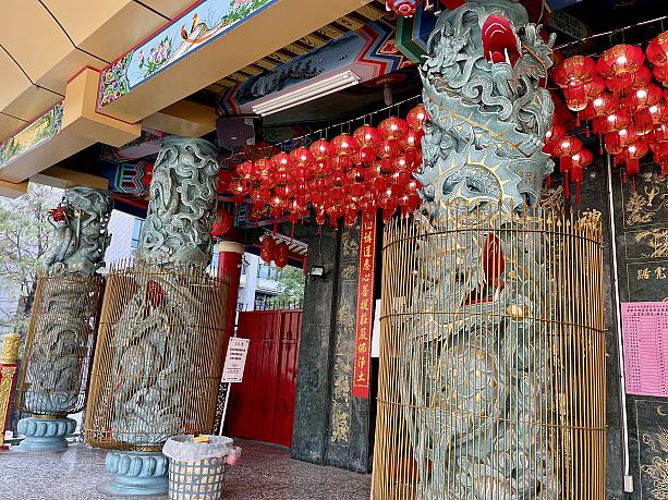 入口横の柱も美しい彫刻だったんです。囲いがつけてあるのは、保護するためだと思うのですが、結構歴史あるものなのかしら？！うっとりです。台湾のお寺に興味のある方、台中へお出かけの際は「台中應天宮(蘇府王爺廟)」へ立ち寄ってみてください♪