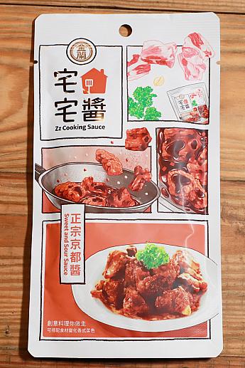 <b>正宗京都醬</b><br>
甘じょっぱい味わいのタレは肉料理全般におすすめ。チキン・ポークがこれ1つで白飯にぴったりなおかずに変身！