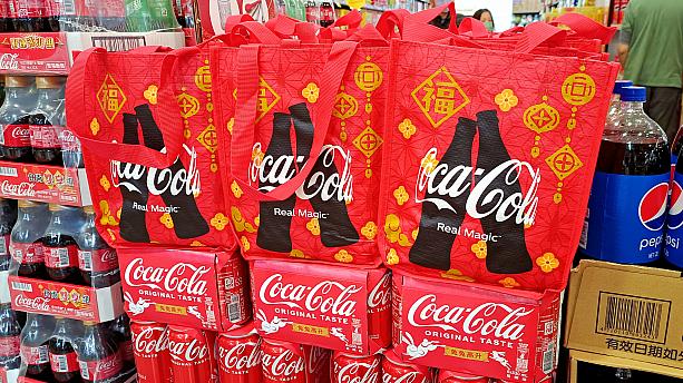 コカ・コーラのコーラ6缶セットを買うと春節バージョンの袋がついてきたり……
