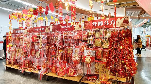 そうです、春節グッズが店舗の前にずらりと並べられていたのでした！中華圏で縁起がいい色といえば「赤」なので、このように赤一色となるんですよね！
