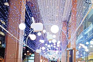 MRT「中山」駅のところにある三越は日本式の提灯！
