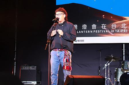 各所に設けられたステージではパフォーマンスでランタンフェスを盛り上げます。こちらは台北101水舞廣場にある「光源舞台」で行なわれた台湾原住民アーティスト「桑布伊」のライブ