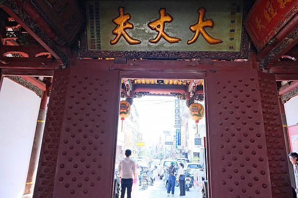 そして、武廟には大変有名な「大丈夫」と書かれた額(匾額)が飾られています。台南の4大著名額の1つに数えられるほど、見るべきもの！本堂側の入口(出口)の上に掲げてあるので、入ってすぐ振り返るか、出る時に上を見上げるかしてみてくださいね。