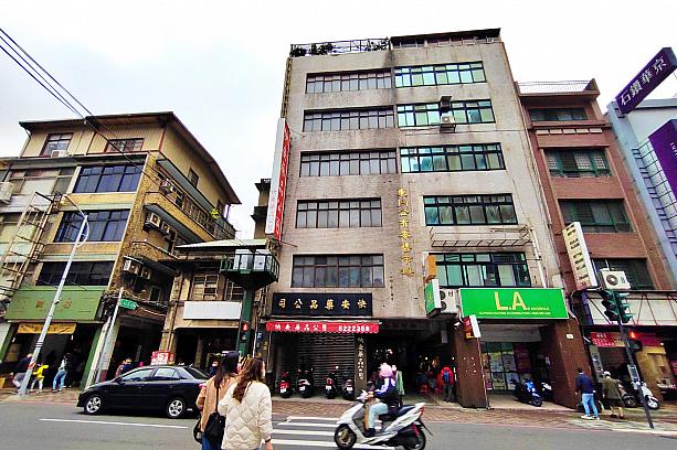 東門市場の始まりは1900年。その後、地上3階、地下1階のビルが建てられ、台湾で最初の集合市場となりました。当時は「新竹の西門町」と呼ばれるほどにぎわっていたそうですが、時代と共に人気にも陰りが……。