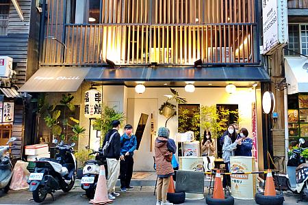 場所は新竹市政府の割とすぐそば。ピーナッツバターで有名な「福源花生醬」も近くにあります。時間ぴったりにオープンすると、みなさん続々と入店です。