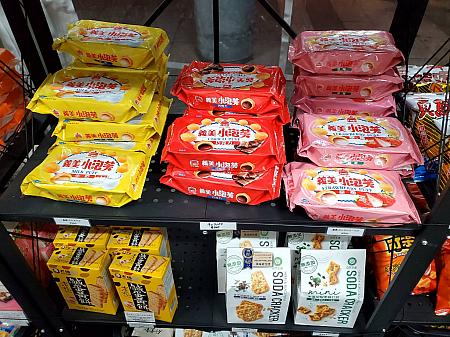 乖乖や小泡芙など、台湾人に人気のスナック菓子や……