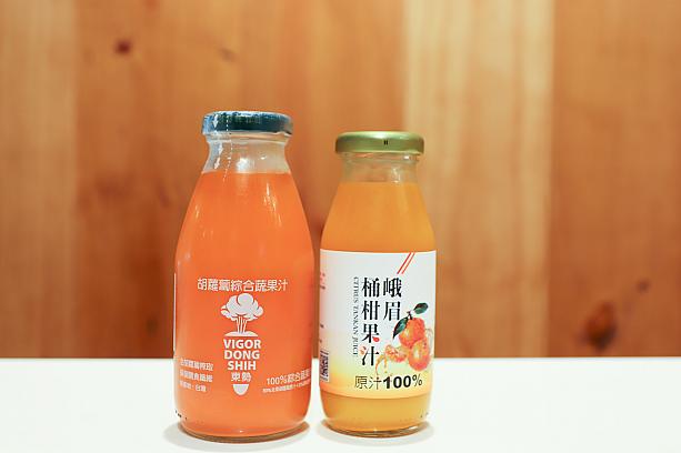 台湾の農業に詳しい記者さんが猛烈プッシュしてきたのは、この2つ！ニンジンジュースとタンカンのジュースです。どちらも農家さんに赴いたことがあるそうで、ここで作っているものは間違いないんだよ！と教えてくれましたよ～