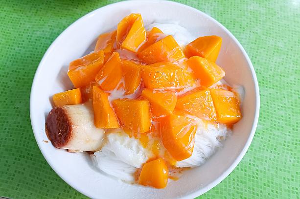 ナビが心待ちにしていた「芒果雪花冰」はオレンジに輝くマンゴーがきれい～！今年のマンゴーは特別甘くておいしいと思いますよ～！