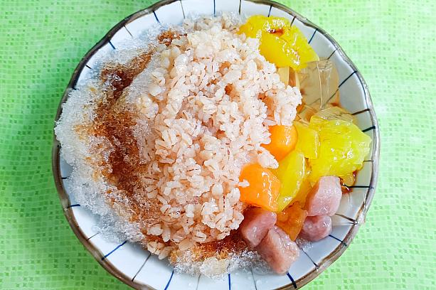 日本のお客さんはほとんどがマンゴーかき氷なのに、地元台湾人はこういうシャリシャリ氷のかき氷を注文する人が多いですよ！いつもなら「花生(ピーナッツ)」を選択するのに、なかったということで「薏仁(ハト麦)」をチョイス！ほかには台湾で弾力のある食感に使われる「ＱＱ」としたトッピングをたくさん選んでいますね～。