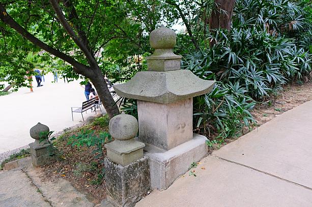 カバさんゾーンへ行く階段も神社の参道みたいなのですが、なぜか写真が見つからない……。だけど、石灯籠の写真は撮っていたので、ご覧ください！